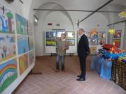 La curatrice Gerlinde Shule illustra gli elaborati dei bambini